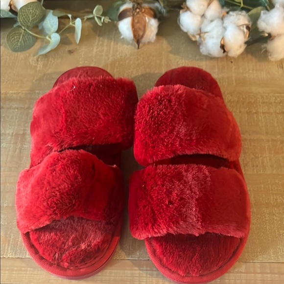 Plush Faux Fur Double Strap Slide Slippers NWOB - Picture 1 of 3